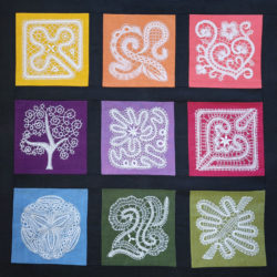 Quilt mit weissen Motiven