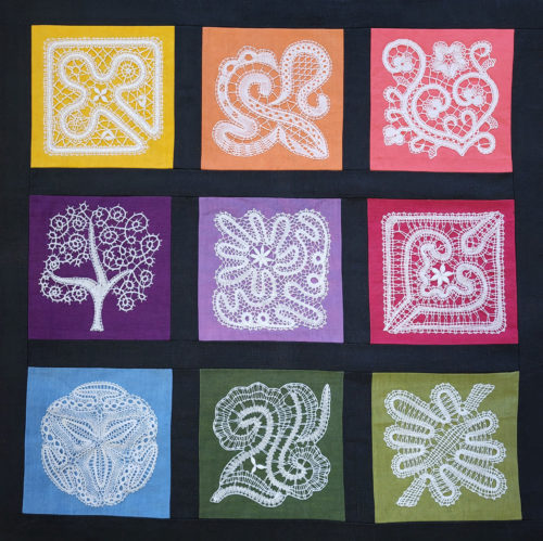 Quilt mit weissen Motiven